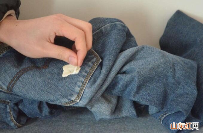 泡泡糖粘衣服上如何去除