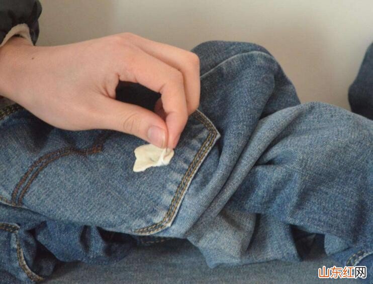 衣服沾上口香糖怎么处理
