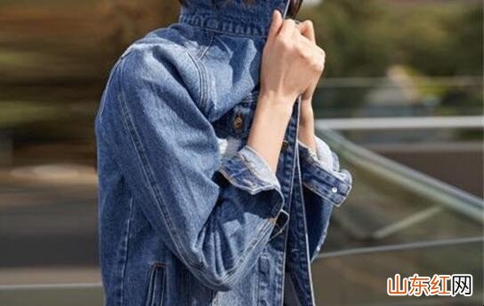 牛仔衣发黄怎么洗掉