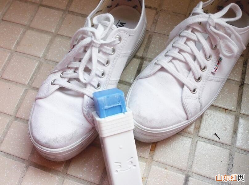 鞋子上的油渍怎么去除
