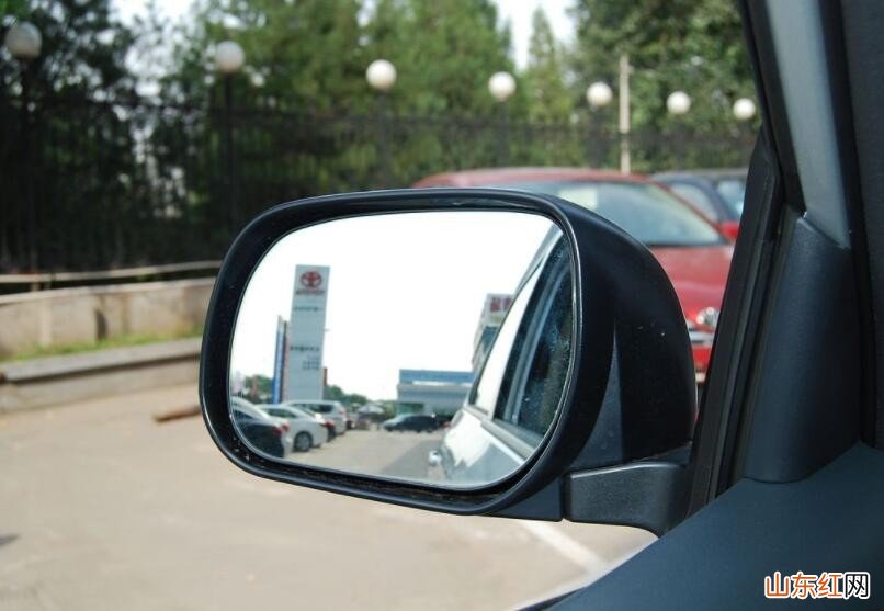 如何调整汽车后视镜