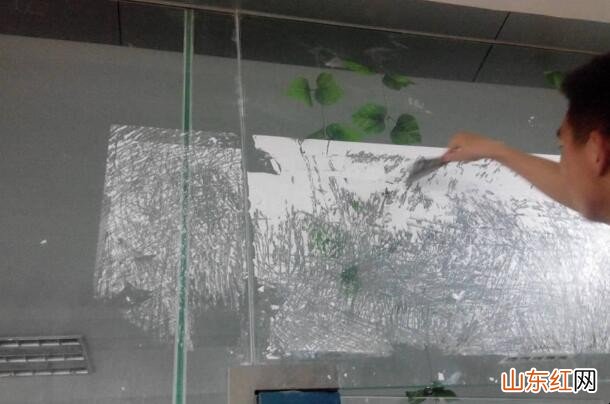 玻璃上的胶怎么去除