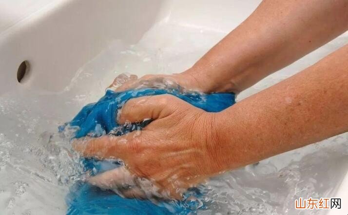 如何清除衣服上的菜汤渍