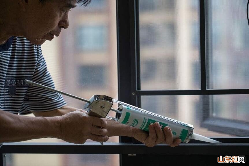 羊绒毛衣上面沾上玻璃胶怎么清除