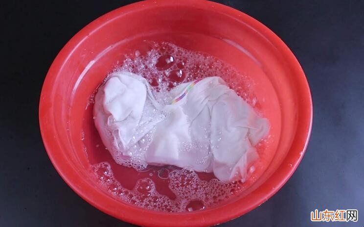 宝宝衣服上的草莓汁如何洗掉