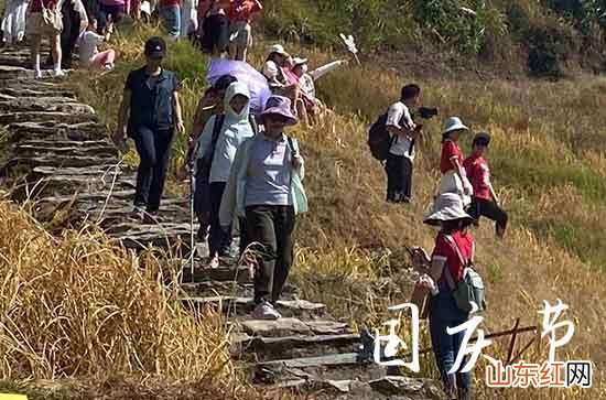 2023国庆节幽默搞笑的祝福语短信篇一