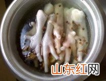 眉豆鸡脚汤的做法 鸡脚软糯汤水香甜配饭最佳