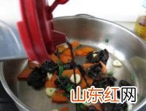 木耳炒胡萝卜的做法 8步做出美味木耳炒胡萝卜