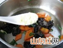 木耳炒胡萝卜的做法 8步做出美味木耳炒胡萝卜
