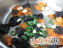 木耳炒胡萝卜的做法 8步做出美味木耳炒胡萝卜